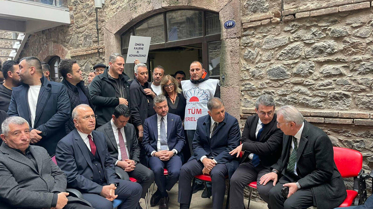 Izmir Buyuksehir Belediyesi Bosaltilmasi Istenen Meslek Fabrikasi Onunde Nobet Baslatti